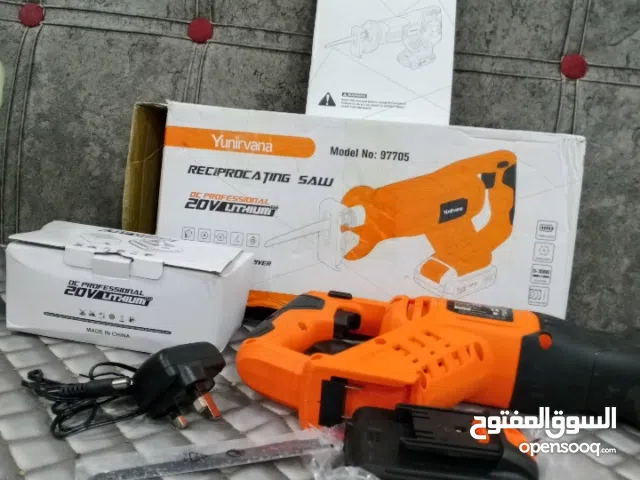 منشار مع ادواته