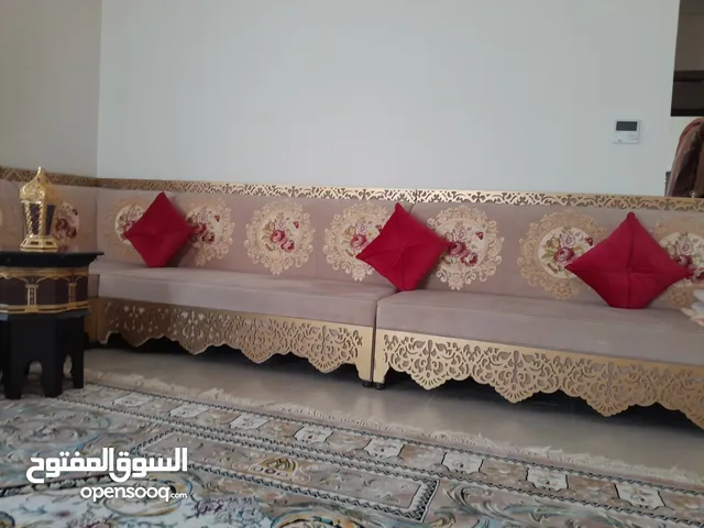 مجلس مستعمل من 6 أشهر شبه جديد سعر البيع 3000 موجود فالشوامخ ابوضبي رقم الهاتف