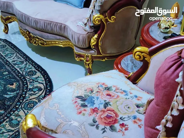 كنب مصري مع سفره وطقمين طاولات خدمه