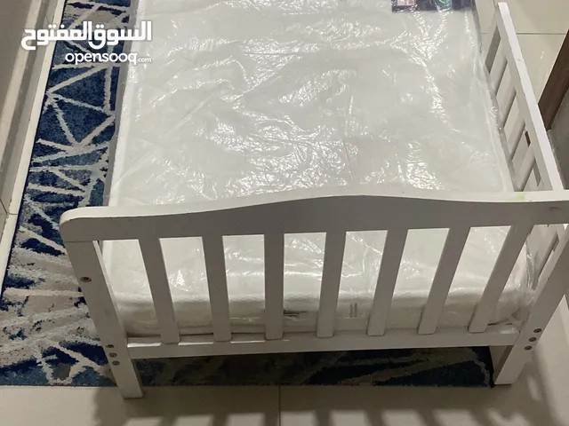 سرير اطفال بالمرتبة وطاولة كبيرة