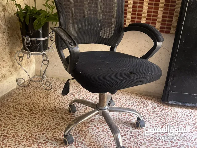 كرسي مكتب وكرسي خشب أنتيك وبراويز ايكيا