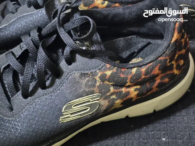 حذاء سكيتشيرز أصلي مقاس 38 أسود وجلد النمر أنيق
