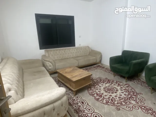 طقم كنب ابيض مع اخضرمستعمل فقط وفي احتمال المناقشه في السعر