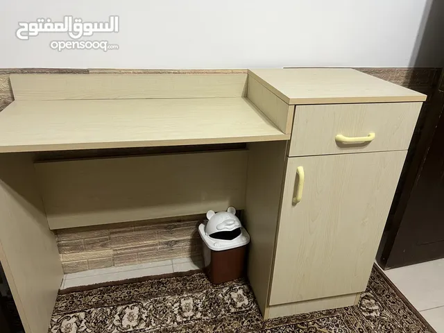 مكتب للدراسة نظيف جدا ومرتب