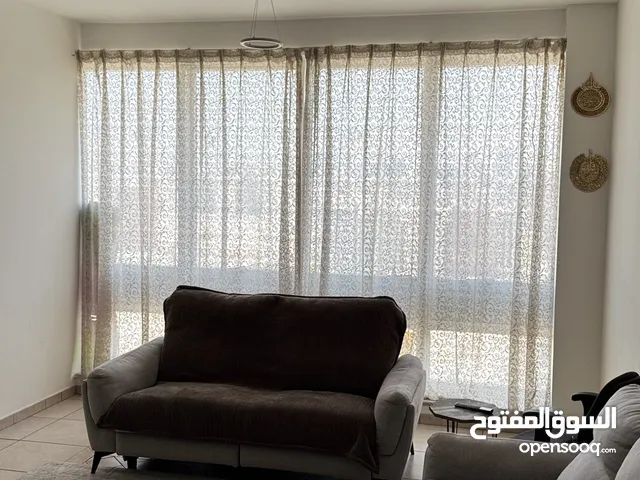 كنبايتين بحالة ممتازة للبيع - سعر مغري • الماركة: Home R Us • العمر: سنة واحدة فقط