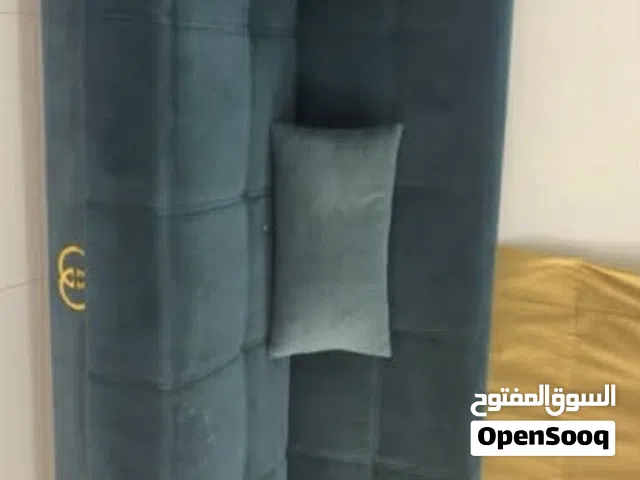 كنب يفتح سرير كنبتين و كرسين بحاله جيده بحتاج الى غسيل فقط