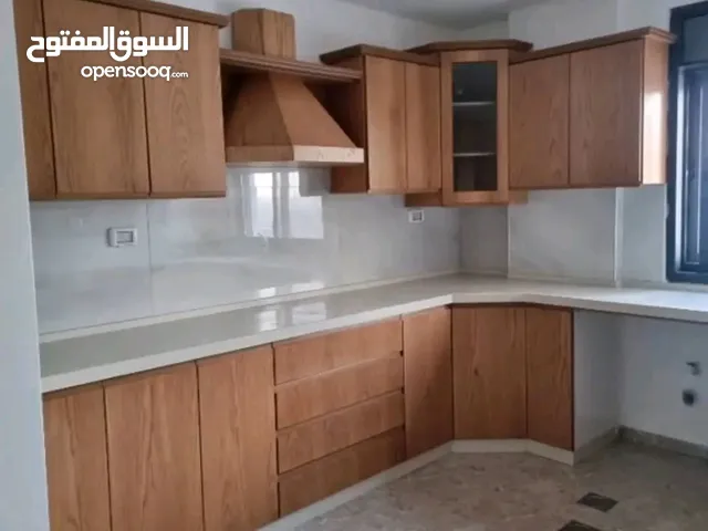 شقة مع مطبخ وساعة ماء وكهرباء قرب عسل وبصل