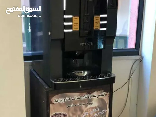 ماكنة مشروبات ساخنة مع طاولة+ثلاجة مجمدات شبه جديد