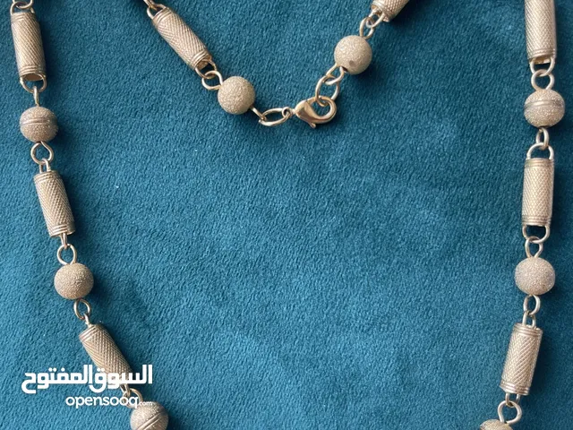 هذه قلادة ذهبية عتيقة أسطوريه تتكون من خرزات أسطوانية وخرزات كروية ذات ملمس وشكل جميل