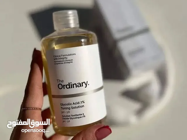لون بشرتك مش موحد؟ فيها آثار حبوب أو اسمرار خفيف؟” ولا تهكلي هم! مع Glycolic Acid 7% من The Ordinary