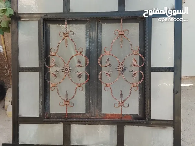 شباك حديد درجه اوله اصلي وياه جام مشدود. وباب حديد اصلي
