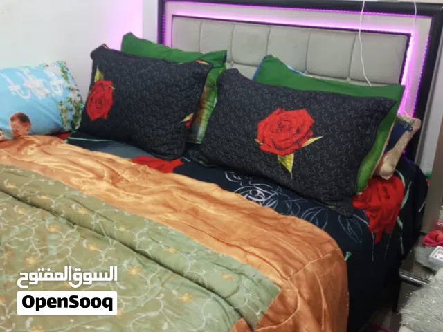 غرفة نوم كاملة كبيرة مكونة من سرير ودولاب و2كومو وعلاقة وسراحة وشاويش وكرسي سراحة