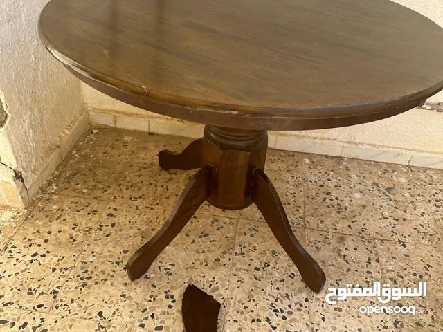 طاوله تحتاج تشطيب وزوز كراسي