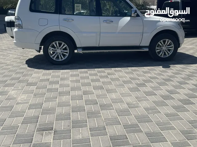 للبيع باجيرو 2017 ابيضّ ثلجي من داخل بيج المكينه الكبيره كيبات ألمنيوم ماشي 166 الف الاتصال للجادين
