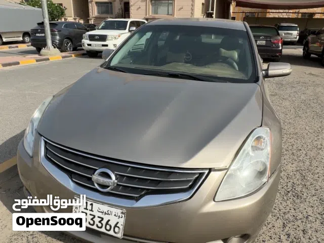 2012 نيسان التيما Standard