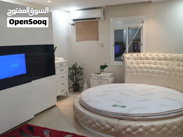 غرفة نوم سوبر كينج سرير دائري شاشة في الدولاب
