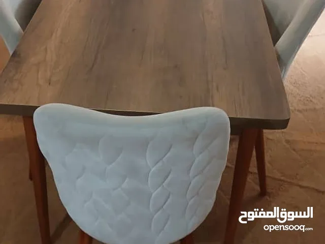 طاولة للطعام