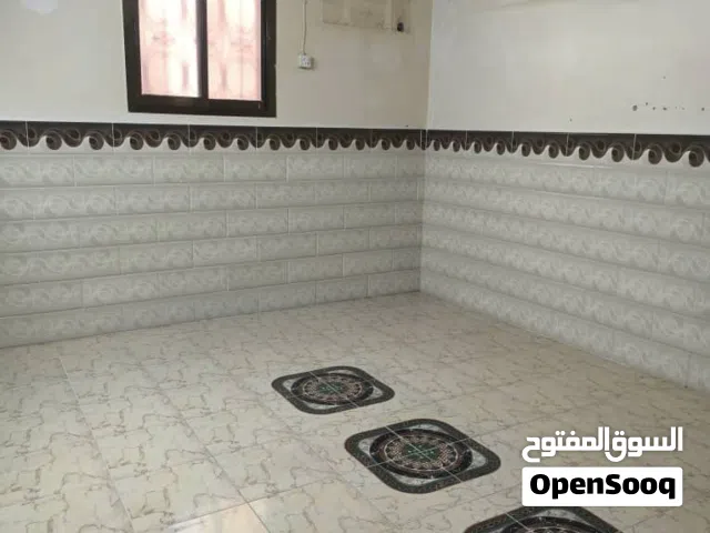 للبيع بيت كبير في البريقه السوق القديم  في السوق القديم قريب من الجامع الكبير