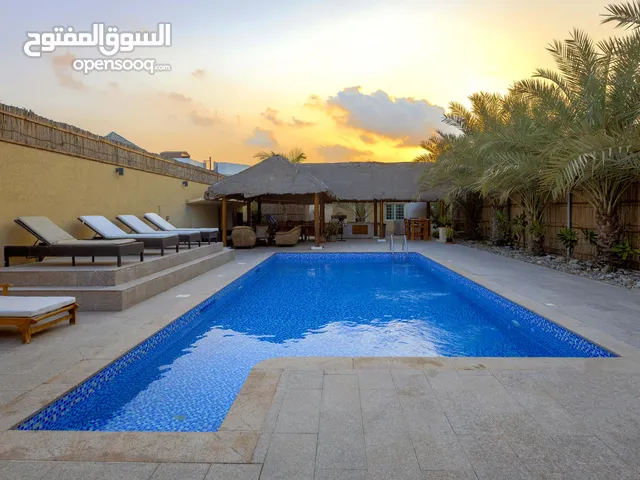 فيلا 4 غرف نوم مع مسبح خاص وجاكوزي للايجار اليومي في الجزيرة الحمرا في راس الخيمة
