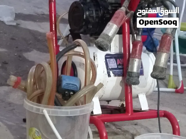 حلابة شغالة 100% متور شغال فحص اشي بصلاة عنبي والاغراض الي موجودة بالصور فقط هي الموجودة وبسعر مغري