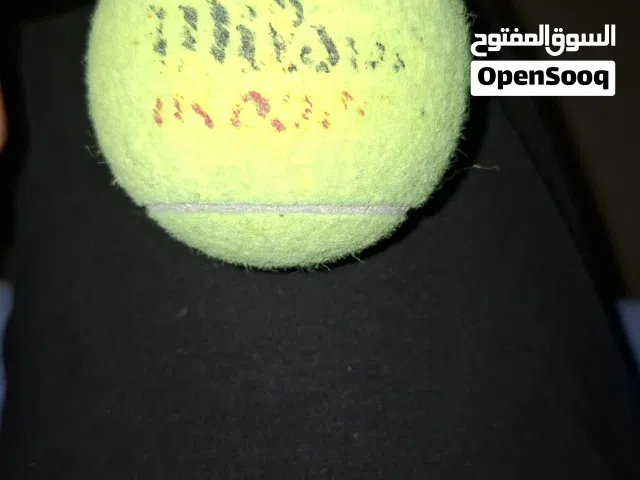كرة تنس صفراء اللون استعمال خفيف جميلة جدا