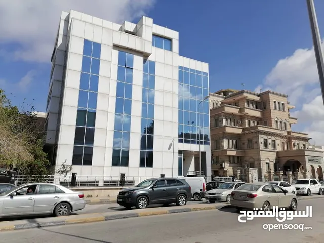 للايجار مبنى وشقق مكتبية