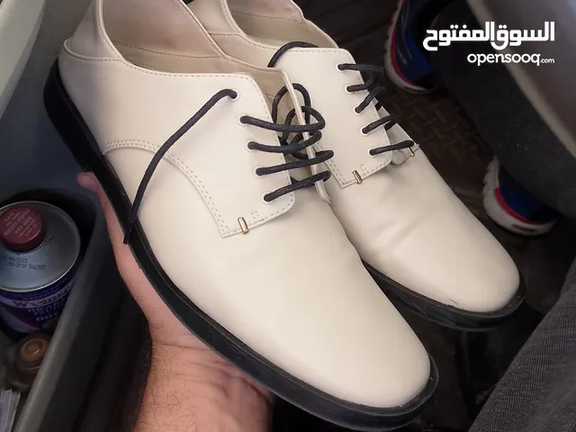 حذاء نسائي ماركه تشارلز أند كيث مقاس 40 لون كريمي