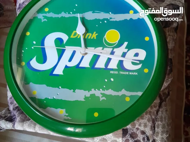 ساعة حائط  خضراء جميلة مكتوب عليها اسبرايت لهواة الفخامة والتميز