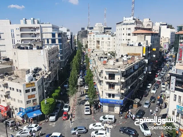 محل للايجار وسط رام الله مساحة المحل أكثر من 300 متر مفتوح ومطل من كل الجهات يصلح لعمل عدة مشاريع