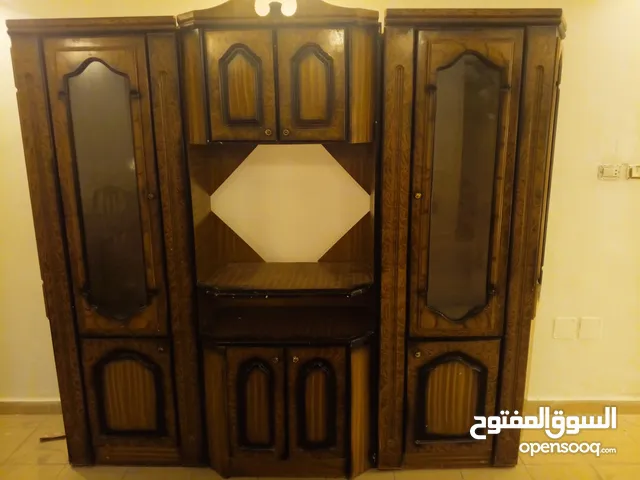 طقم بوفيه مكون من ثلاث قطع بحالة ممتازة رفوف وواجها زجاج