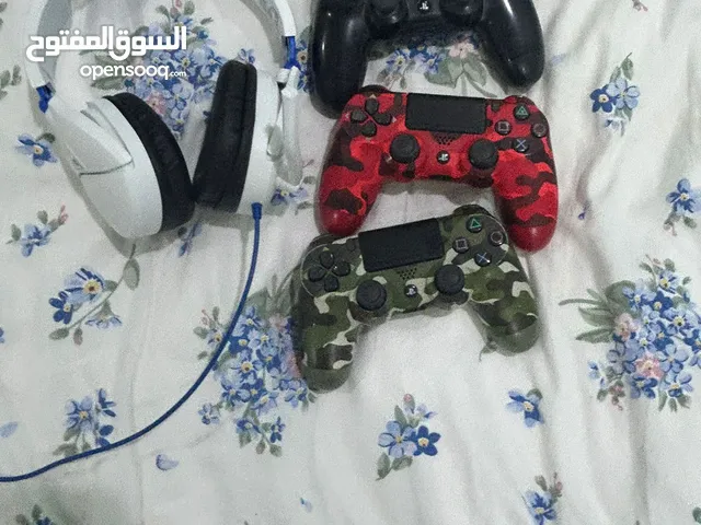3 fully functioning controllers and 1 headset. For ps4 and ps5