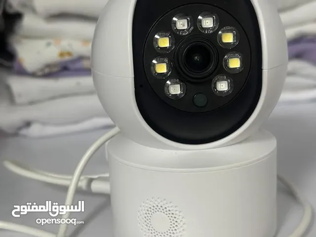 كامرا مراقبه منزليه ذكيه وغالبا من نوع الذي يعمل عبر الواي فاي تحتوي على عدسة في المنتصف تصوير فيديو