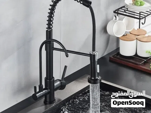 فني سباكة وصيانة حمامات ومطابخ وتركيب المضخات والغسالات والسخانات وتركيب وإصلاح الأجهزة المنزلية.