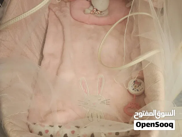 للبيع سرير.متنقل مع مسند خشب مذركير