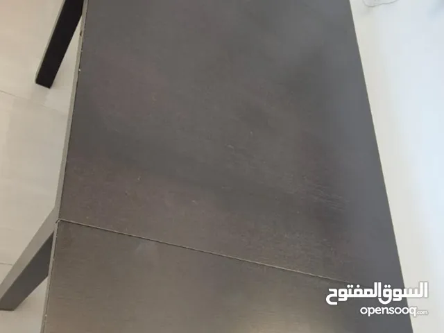 طاولة طعام قابلة للطي لون اسود تتسع إلى 6 أشخاص او 4 أشخاص عند التصغير . ماركة ايكيا