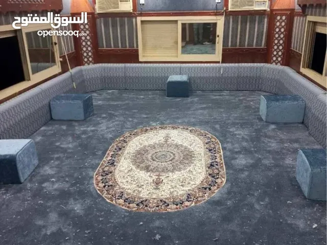 يوجد جميع السجاد والستائر والمساند