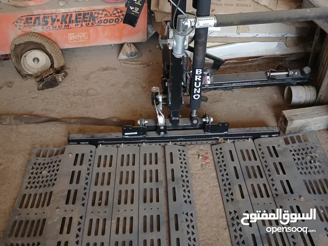حمالة حقائب حقائب تركب على هوك السيارة وتعمل على الكهرباء وقابلة للثني على بعضها