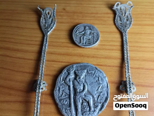 قطع فضة قديمة بطابع تراثي مميز   شغل جميل وتفاصيل تعكس روح الزمن الأصيل، مناسبة لهواة الاقتناء والت