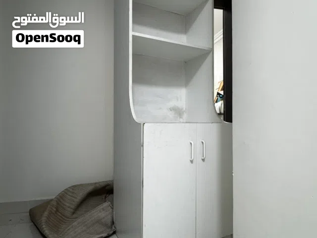 دولاب مع رفوف عملي جدا