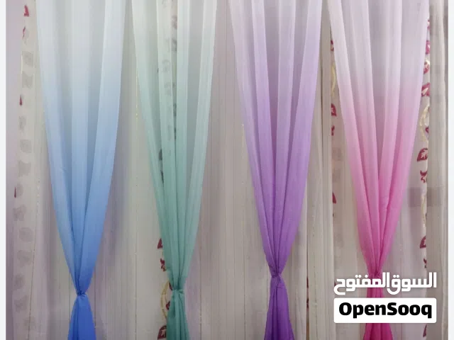 تضفي مظهرًا أنيقًا وفخمًا على الغرفة.الإضاءة الطبيعيةتسمح بمرور الضوء بشكل خفيف ومنتشر، مما يخلق جوً