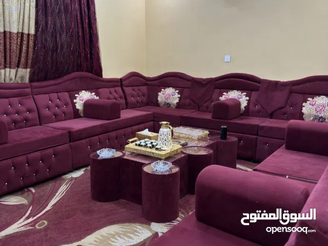 مجلس غرفة ضيوف لون خمري غامق جميل عدد القطع 7 مع 5 ركايات وطاولة كبيرة معها 6 طاولات صغار عليهم قزاز