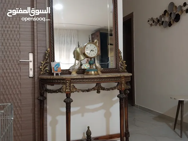 دينسوار مصري فاخر مع مراية كبيرة