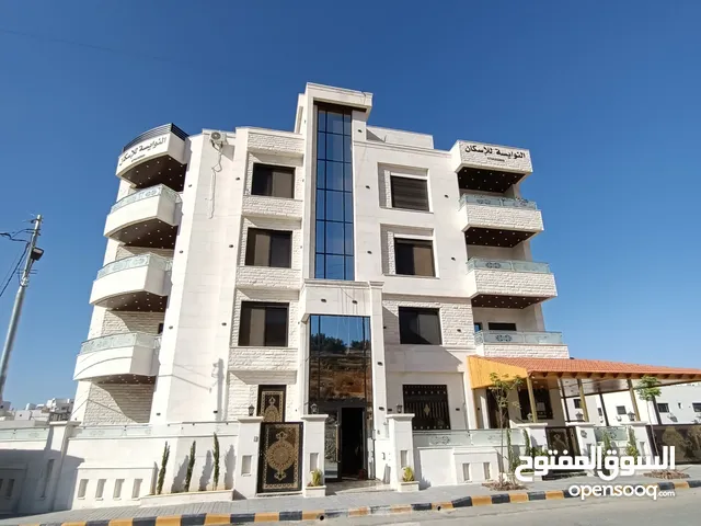 شقة جديدة للبيع طابق اول في شارع المطار بالقرب من جامعة البترا