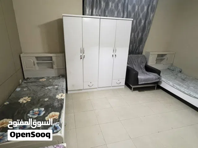 خزاين ملابس و سرير بحالة جيدة