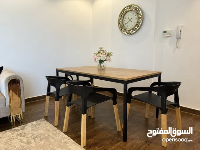 طاولة طعام مع 4 كراسي من Homecentre Good condition dining table with 4 chairs