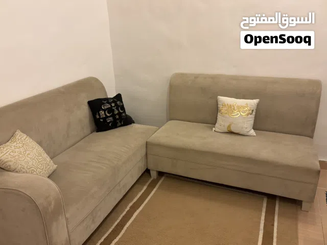 كنبتين مستعملين بتلات مخدات