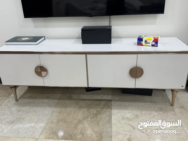 ميز تلفزيون وطبلات