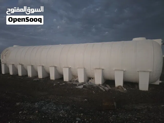 خزان ماء مستعمل سعة 10000 جالون يوجد به كسر