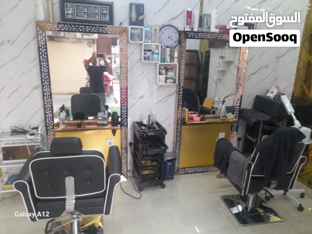عدة صالون حلاقة رجالي استعمال خفيف واخو الجديد للبيع  1_كرسي حلاقةعد2 الواحد125ريال 2_مرايا عمودية ب