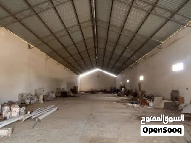 هكتار و الف متر واجهتين في وادي الربيع على طريق لمظل ويحتوي و هنقر مساحته الف  ودار غفير خارجيةبحمام